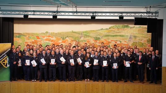 Ehrenmedaillenverleih an ehrenamtliche Feuerwehrleute der Verbandsgemeinde Alzey-Land für ihren vorbildlichen Einsatz während der Flutkatastrophe im Ahrtal