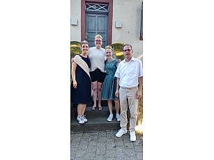Bgm. Unger mit Weinköniginnen